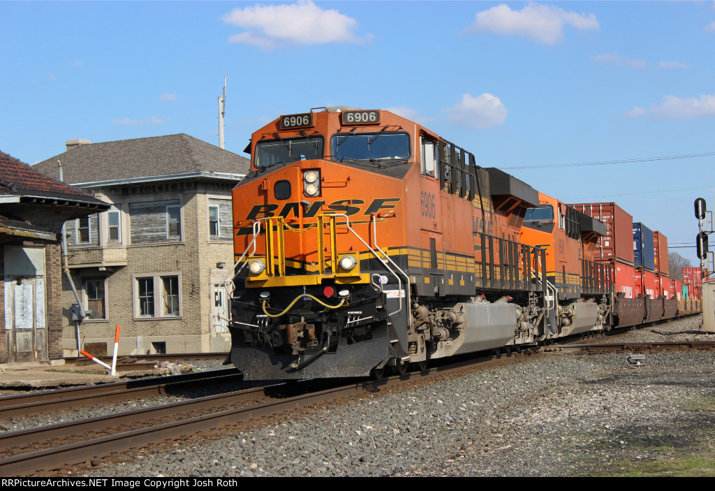 BNSF 6906 & BNSF 6910